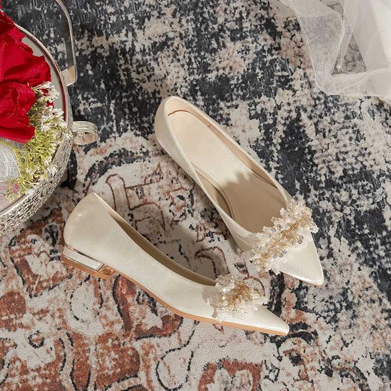 French Niche Bridesmaid Can Be Worn Daily In Spring Style Pearl Crystal Pointed Thick Heeled Sheepskin Flat Shoes_vogvips.com