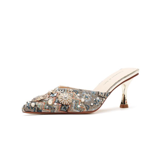 Qianluhui: Niche Design, Elaborate Embroidery Paired Ethnic Minority Clothing, Women's Shoes With Stiletto Heels And_vogvips.com