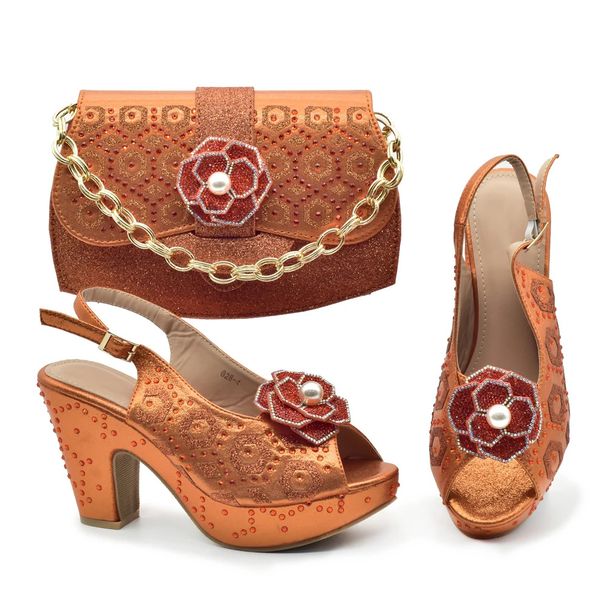 For the dinner party, pair stereo parquet beaded chunky sandals with the same color point diamond handbag set_vogvips.com