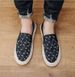 .A Man Is Wearing A Pair Of Slippers Made Of Plush Fabric, A Pair Of Casual Canvas Shoes Made Of Linen, And A Pair Of Men's Slippers._vogvips.com