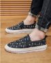 .A Man Is Wearing A Pair Of Slippers Made Of Plush Fabric, A Pair Of Casual Canvas Shoes Made Of Linen, And A Pair Of Men's Slippers._vogvips.com