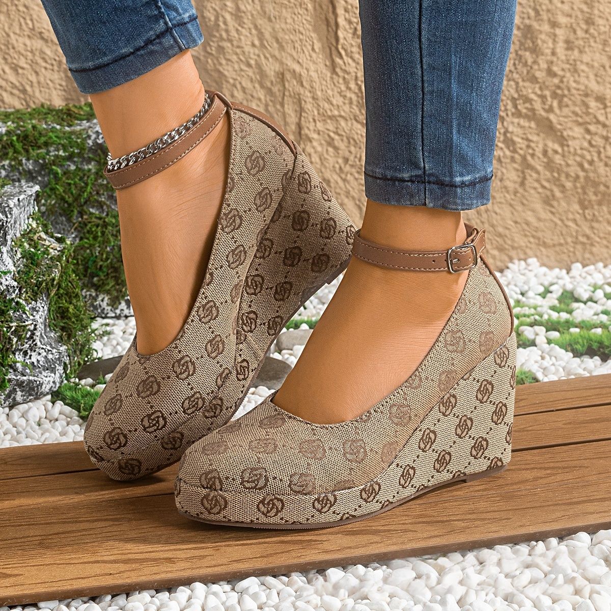 Women's European And American Patterned Plus Size Wedge Heels, New Spring And Autumn Style, Round Toe, Shallow Mouth, One Strap Buckle Fashion Shoes._vogvips.com