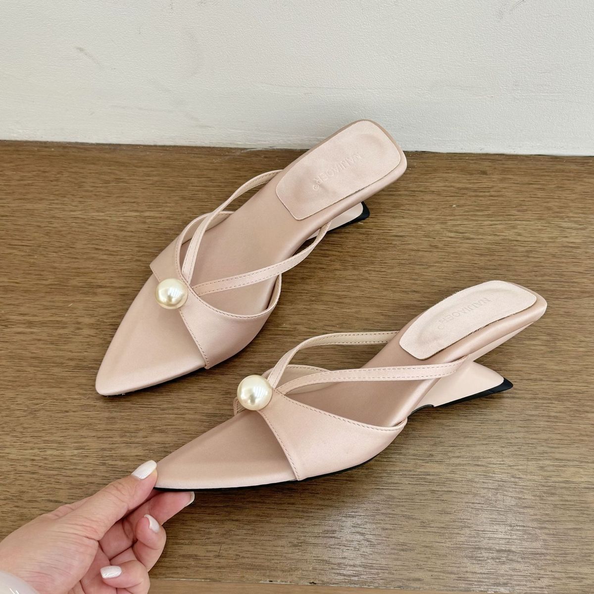 Pearl Sweet French Pointed Toe Open-toe Wedge Women 2026 Summer Slip-on High-heeled Satin Sandals For Outdoor Wear_vogvips.com