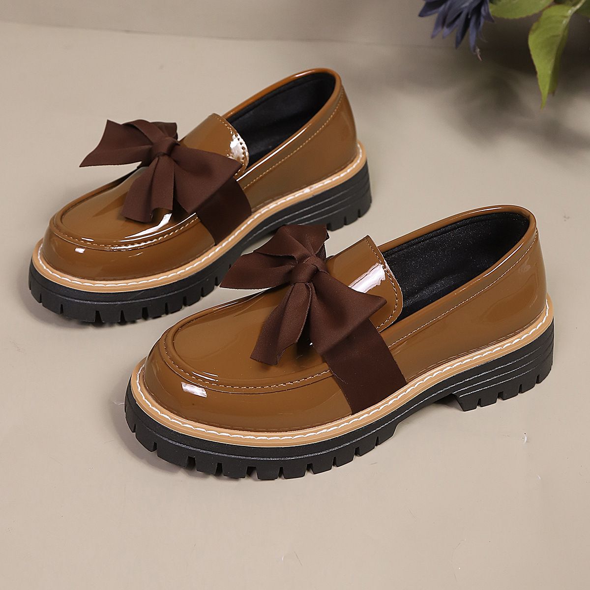 Women's plus Size Slip-On Leather Shoes Platform Low Top Bow Detail Spring Style Size 43_vogvips.com