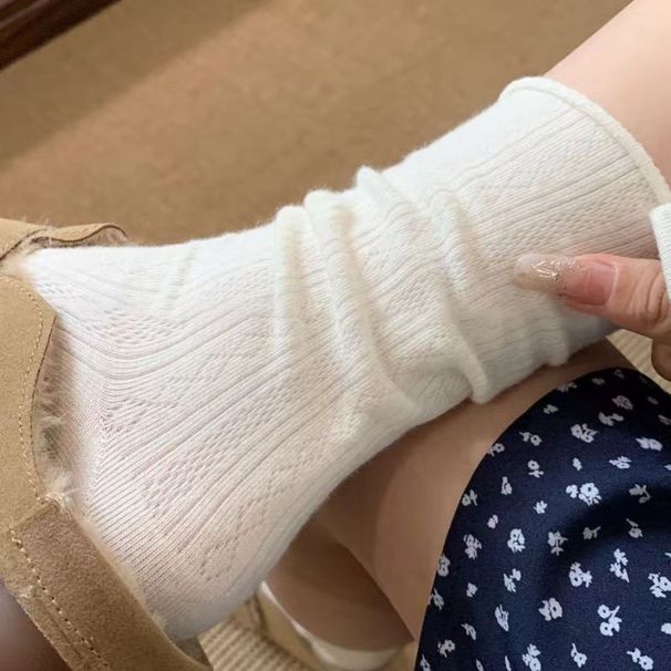 Women's Black And White Autumn Ins Trend Retro Cream Curled Dark Pattern Mid Tube Pile Socks Non Slip Literary Confinement Socks_vogvips.com