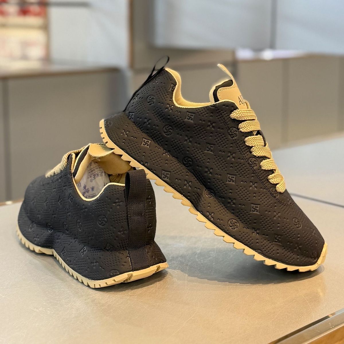 Fashionable And Versatile Soft Sole Comfortable Men's Casual 2026 New Design Embossed Light Luxury Lightweight Sports_vogvips.com