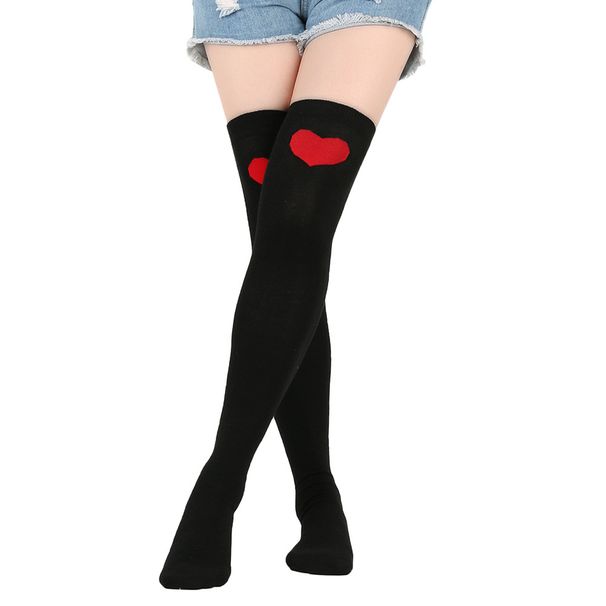 Valentine's Day dates will have over-the-knee stockings and love stockings_vogvips.com