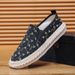 .A Man Is Wearing A Pair Of Slippers Made Of Plush Fabric, A Pair Of Casual Canvas Shoes Made Of Linen, And A Pair Of Men's Slippers._vogvips.com