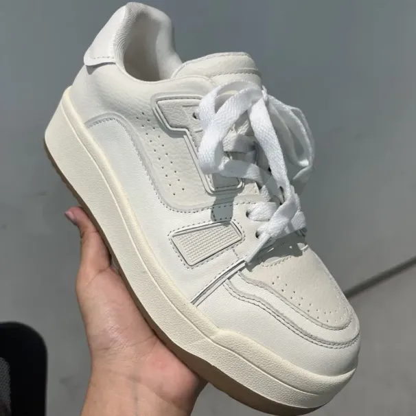 design Premium Shoes 2026 New Women's Genuine Leather Thick Sole Sneakers, Distressed Lace-Up White Board Shoes Free_vogvips.com