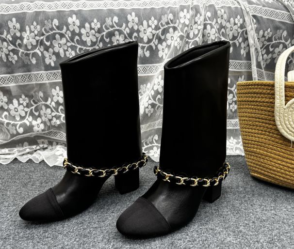 2025 Xiaoxiang New Product Flip Big Chain Thick Heel Trousers Boots Leather Short Boots High Heel Short Boots Fashion Boots Women's Boots_vogvips.com