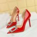 638-K63 Banquet High Thin Heels, Lacquer Leather, Shallow Mouth, Pointed Side Hollow Square Metal Buckle, Water Diamond_vogvips.com