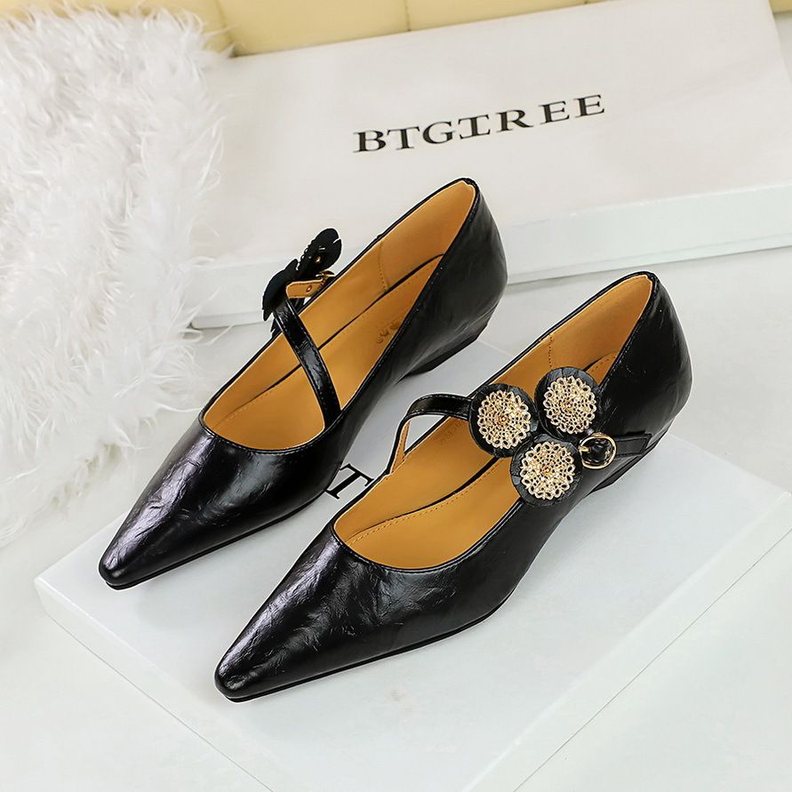Women's pumps with metal trim shallow-cut pointed wedge heels_vogvips.com