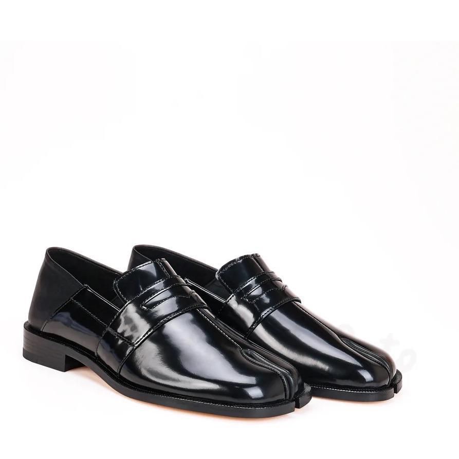Ta Bi Split Toe Glossed Leather Loafers Women_vogvips.com