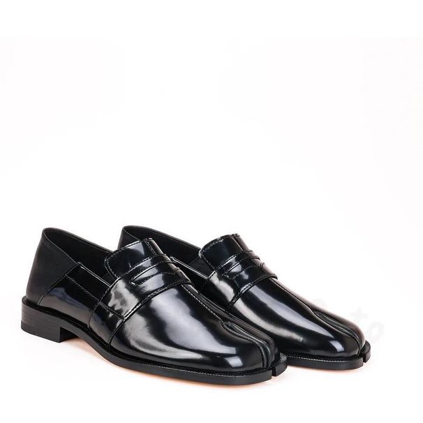 Ta Bi Split Toe Glossed Leather Loafers Women_vogvips.com