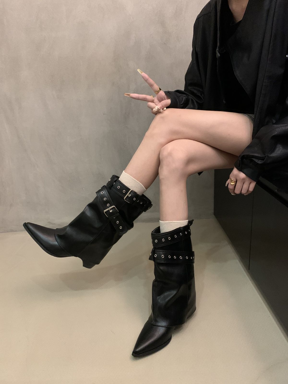 The 2025 New American-style Hot Girl Riveted Pointed Ankle Boots For Women's Autumn And Winter Collection_vogvips.com