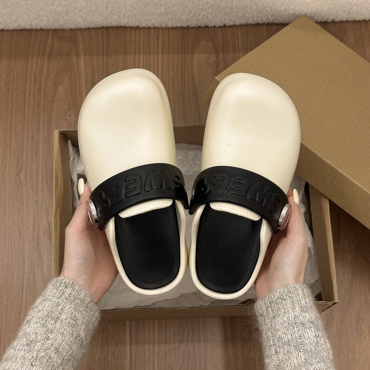 2026 Summer Niche Simple Retro Fashion Home Comfortable Slippers Wear Versatile Thick Bottom Bag Head Cool Slippers Women_vogvips.com