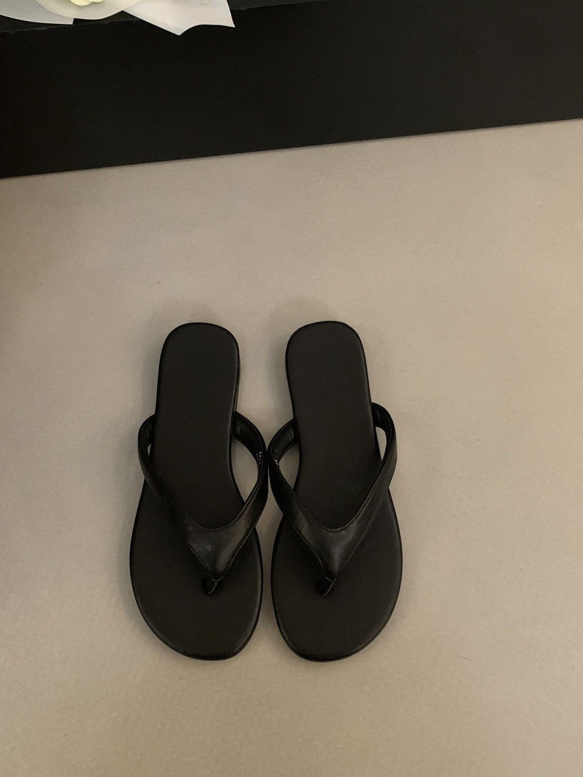 French Minimalist Flip-flops For Beach Vacations, Summer Versatile Color-blocking Flat Flip-flops, Women's Outerwear Sandals_vogvips.com