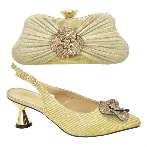 Vintage pointed high-heeled sandals with dinner clutch set Solid color shoe set for party_vogvips.com