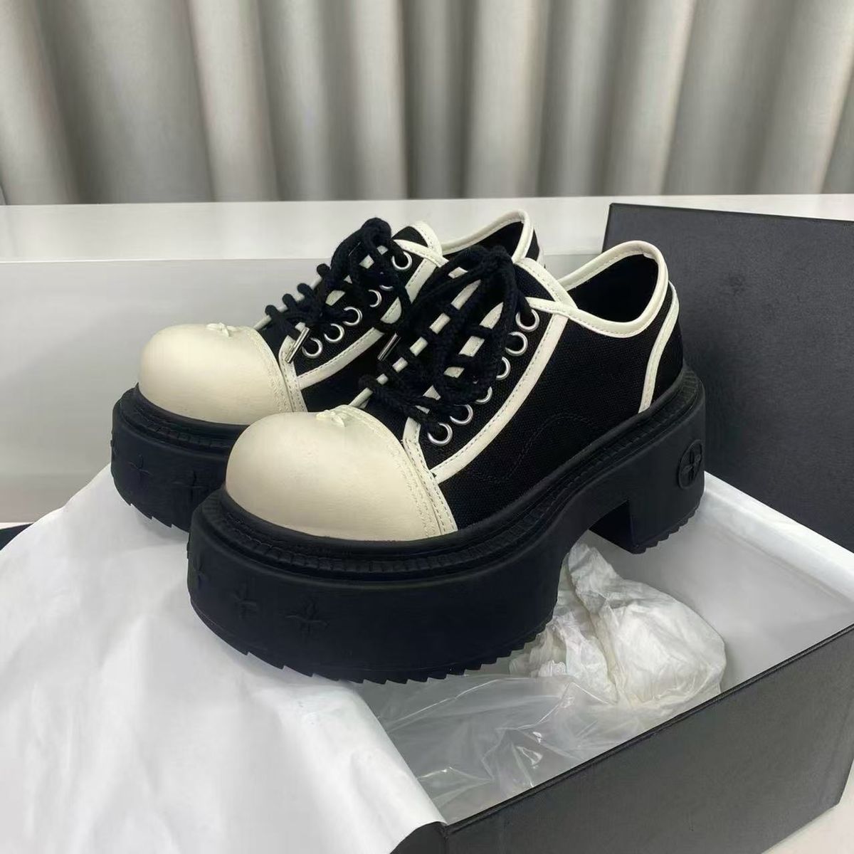 SMK Cross Flower Derby Shoes New Wilderness Low-top Lace-up Casual Color Matching Versatile Height Increase Black And White Big Head Shoes Women_vogvips.com