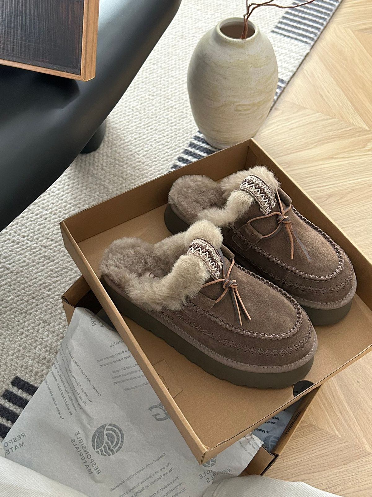 2025 Designer Women's Thick Soled Furry Slippers For Women To Wear As Outerwear New Autumn And Winter Height Enhancing Furry Cotton Slippers For Women_vogvips.com
