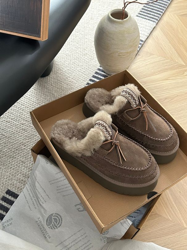 2025 Designer Women's Thick Soled Furry Slippers For Women To Wear As Outerwear New Autumn And Winter Height Enhancing Furry Cotton Slippers For Women_vogvips.com