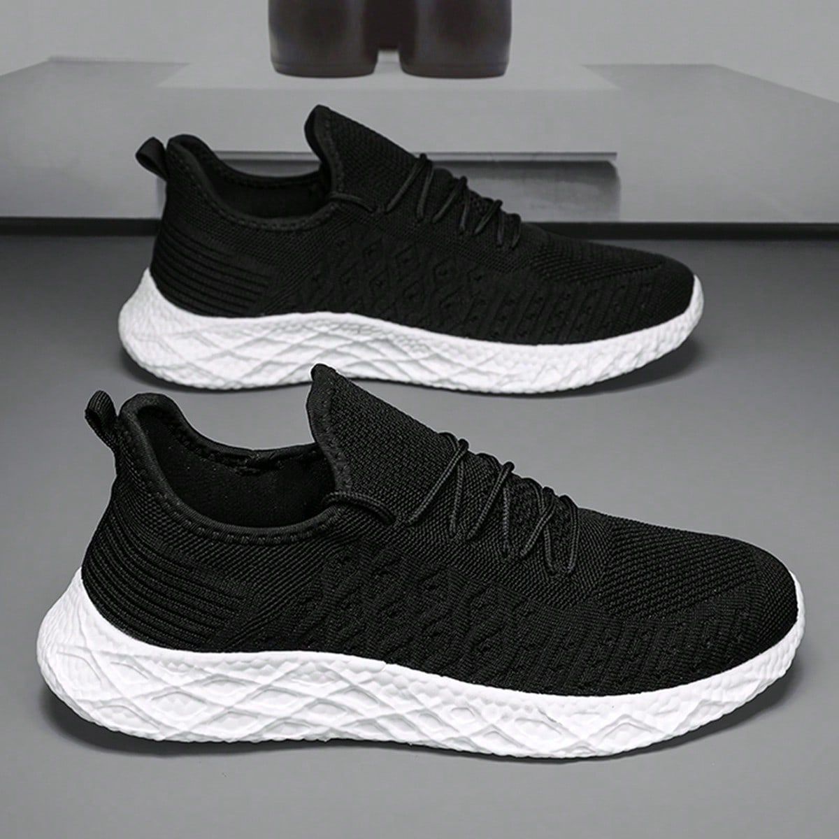 A Pair Of Lightweight, Breathable, Laced Youth Running Shoes For School Sports And Casual Wear_vogvips.com