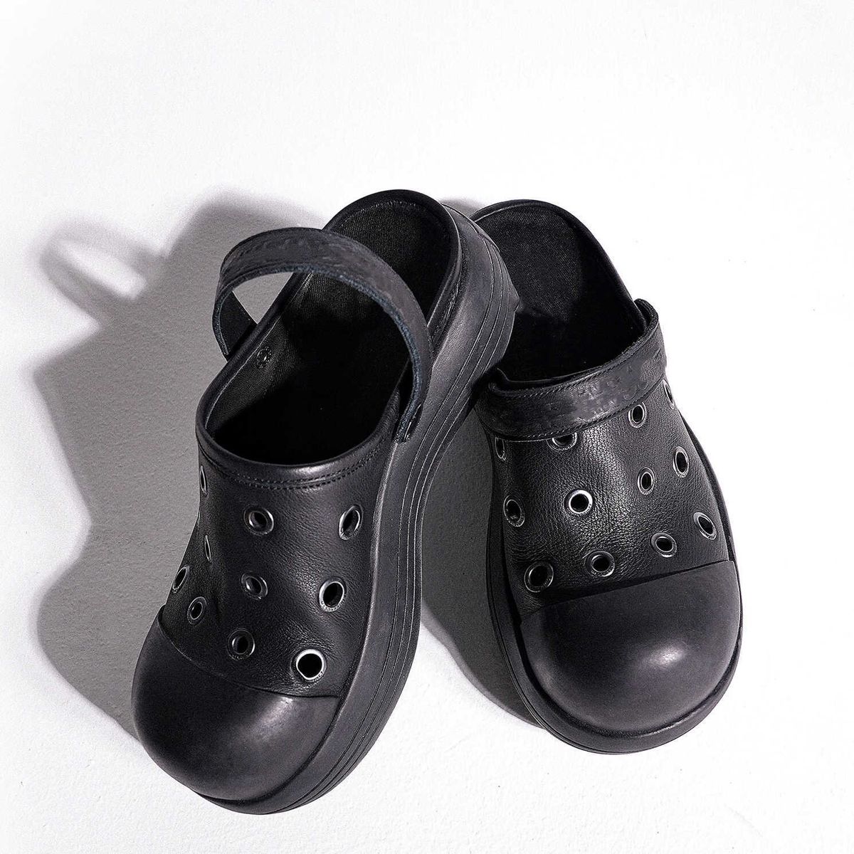 Mickey Mouse Oversized Shoes, Distressed And Dirty, Retro Style, Hole-y Shoes, Summer Sandals,slip-on Slippers,casual,thick-soled,head-covered Sandals_vogvips.com