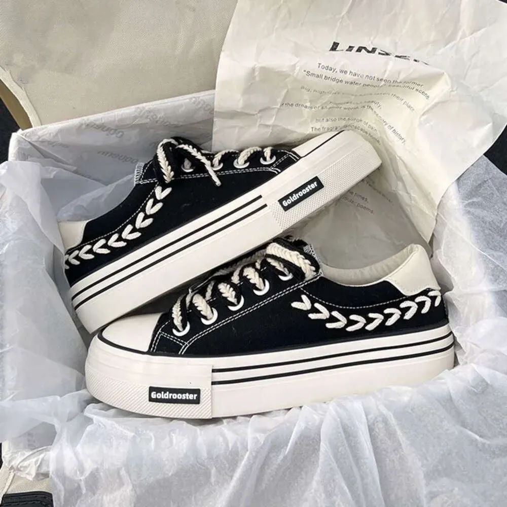 2024 New Women's Casual Fashion Trend Versatile White Thick Sole Board Shoes_vogvips.com