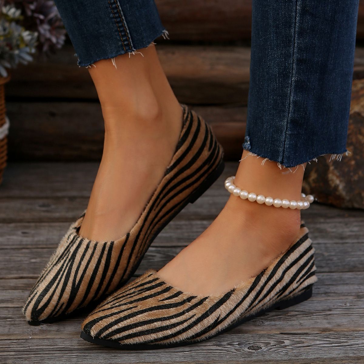 New Single With Shallow Mouth Suede Pointed Flat Bottom Large Size Versatile Female Bean Shoes_vogvips.com