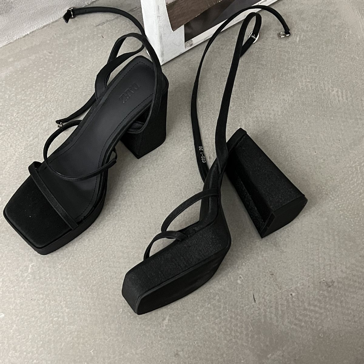 2023 New Summer High Heels Open Toe One Line Buckle Sandals Women Rose Red Thick Heel Thick Soled Waterproof Platform Roma Shoes_vogvips.com
