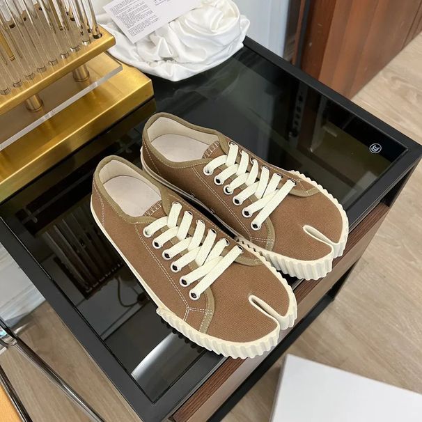 In Stock, 2025 New Model Biscuit Margiela Canvas Unisex Split-toe Shoes, Versatile And Fashionable Horseshoe Shoes_vogvips.com
