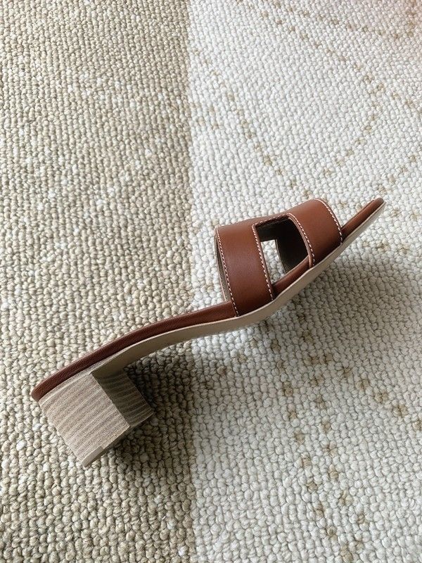 Summer 2024 New Korean Edition Genuine Leather For Women's Thick Heels Fashion Outwear Versatile Middle Heel Slippers_vogvips.com