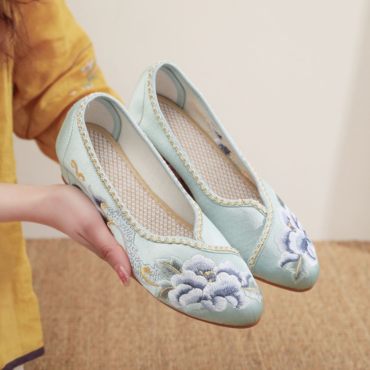 Women’s Shoes Spring New Elegant Ancient Style Pointed Toe Women's Shoes Old Mid Heel Cloth Shoes All Match Cheongsam Shoes_vogvips.com