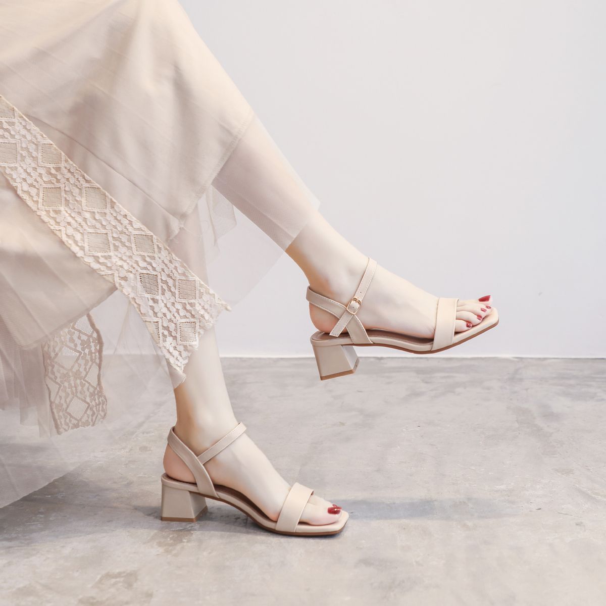 Women S Shoes New Summer Fairy Style Sweet Temperament Square Head Medium Thick Heel Fashion One Strap_vogvips.com