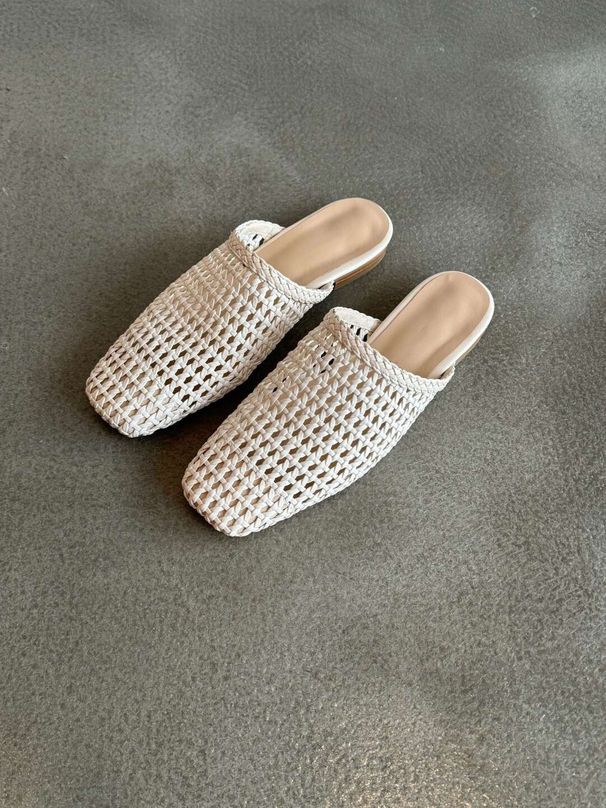 2025 New Style Woven Hollow Half Slippers For Women Summer Flat Square Toe Fashionable Lazy Sandals_vogvips.com