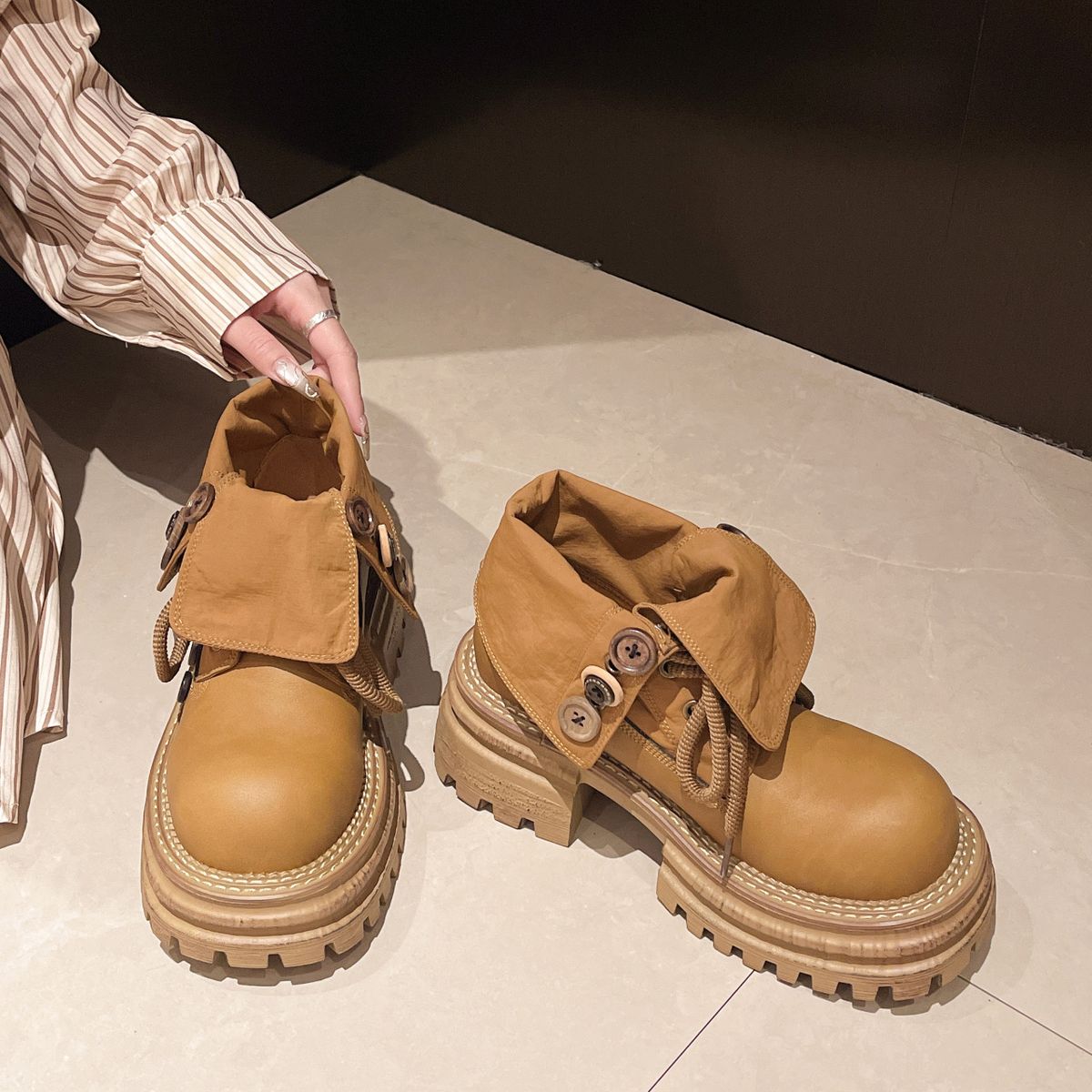Camel-Colored Chunky-Sole Women's Martin Boots_vogvips.com