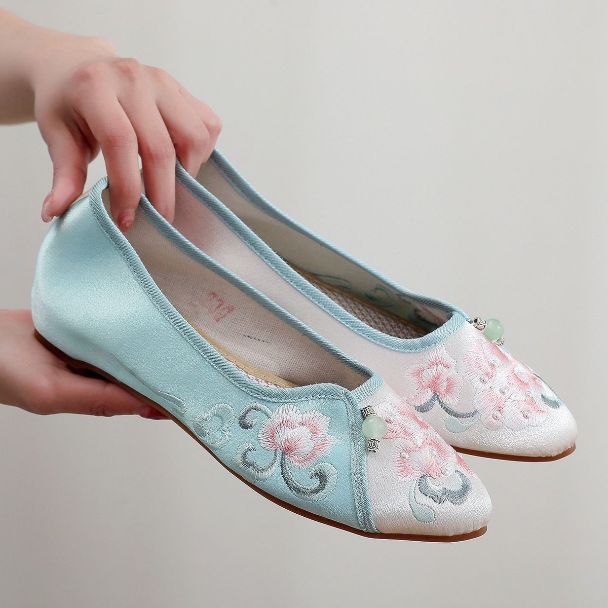 Women’s Shoes Spring Old Pointed Cloth Shoes Women's National Style Embroidered Shoes Ancient Style Cheongsam Women's Shoes Cloth Shoes_vogvips.com