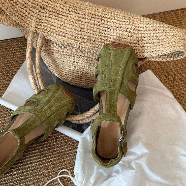 Retro Closed-Toe Roman Sandals For Women 2026 Summer Slimming Versatile Hollow Breathable Soft Sole Comfortable Flat_vogvips.com
