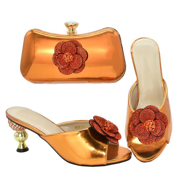 Pair the evening with a glossy glossy high heel round head fish mouth sandals and a three-dimensional decal decorated clutch set_vogvips.com