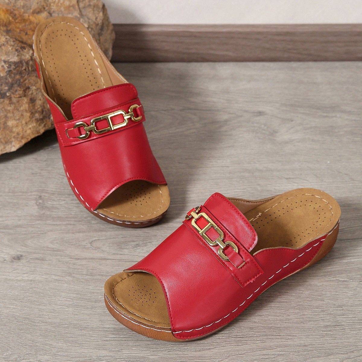 Slope Heel Thick Soled Slippers For Women 2026 New Casual And Fashionable Simple Metal Buckle Fish Mouth Sandals_vogvips.com