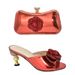 Pair the evening with a glossy glossy high heel round head fish mouth sandals and a three-dimensional decal decorated clutch set_vogvips.com