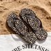 2026 New Beach Vacation Flip-flops Women Ins Leopard Print Summer Wear Pinch Feet Bath Cool Slippers_vogvips.com