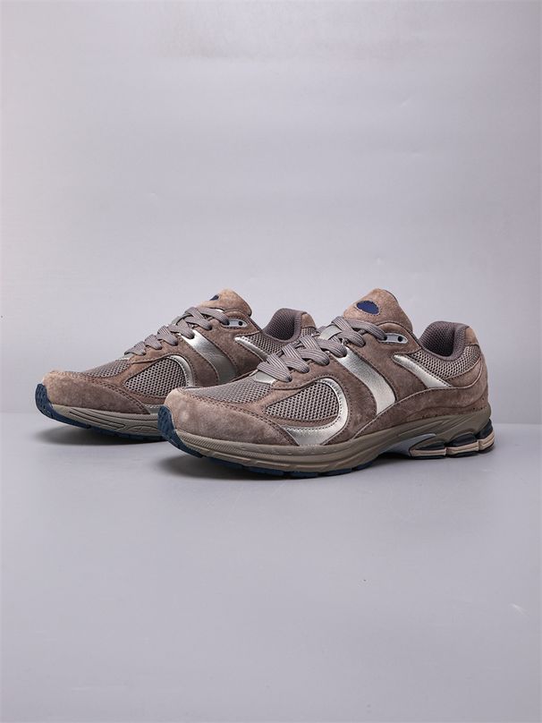 Vintage-Inspired Running Sneakers: Mesh And Suede Fusion With Subtle Color Blocks For Retro Athletic Style"_vogvips.com