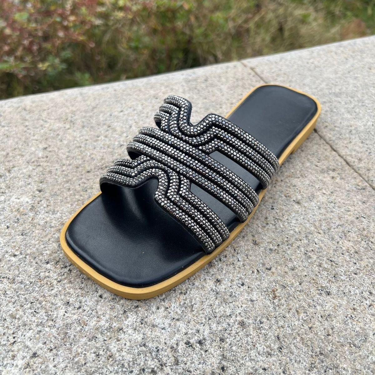 Fashionable Women's Flat Sandals For Export 2026 New European And American Style Lightweight Rhinestone Decorated_vogvips.com