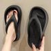 Trendy Students Wearing Flip Flops Outside, Female Summer Internet Celebrity Instagram 2025 New Anti Slip Clip On Foot_vogvips.com