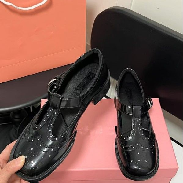 High Version MIU British College Style Casual Versatile Baroque Carving Coarse Heel T Belt Le Fu Single Shoes For Girls_vogvips.com
