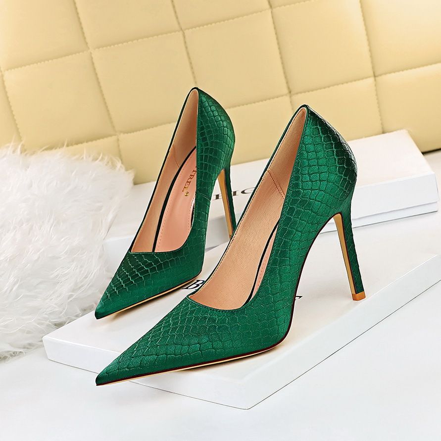 Sexy slimming nightclub party heels Fishscale satin shallow mouth pointed heels_vogvips.com