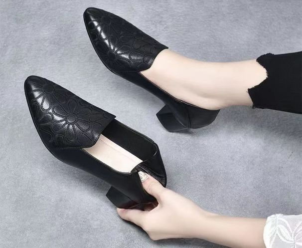 Soft-soled Pointed Single Shoes Women's Mid-heel Season Embroidered Commuter Women's Shoes Comfortable Thick-heeled Soft Leather Mother Shoes_vogvips.com
