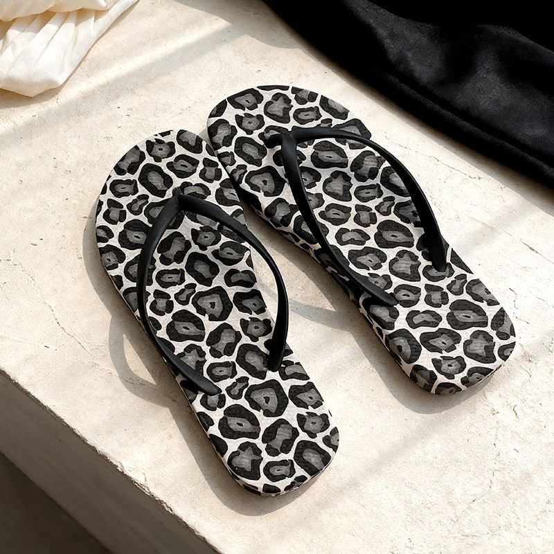 2026 New Beach Vacation Flip-flops Women Ins Leopard Print Summer Wear Pinch Feet Bath Cool Slippers_vogvips.com