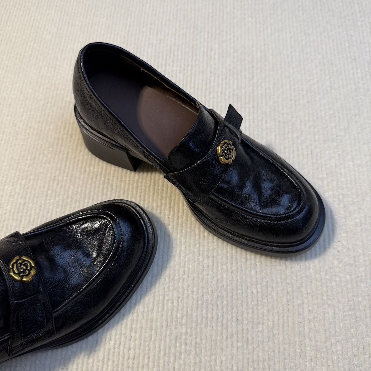 Super Soft Lambskin Loafers, Women's Camellia Gold Buckle, A Kick Of Small Leather Shoes, Thick-soled High-heeled Shoes_vogvips.com